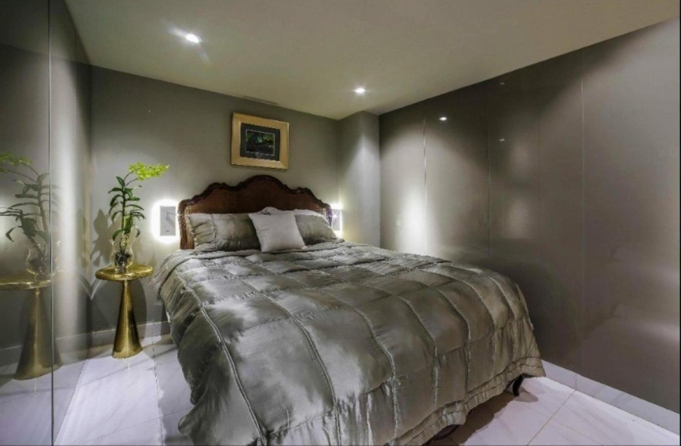 Khách sạn hẻo lánh Bed In Town Saigon *